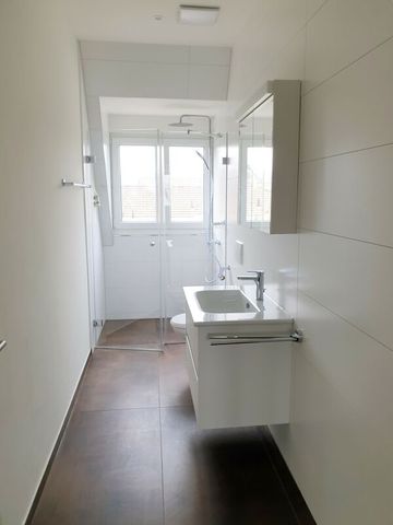 moderne und grosszügige Dachwohnung - Foto 5