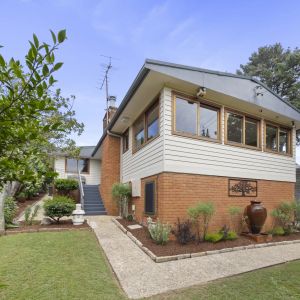 Beautifully Renovated 1960's Home - Water Usage & Gas Included! - Photo 2