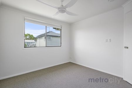 Beautifully Updated Townhouse Moments from Oxford Street!! - Photo 4