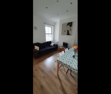 Room in a Shared House, Seely Road, SW17 - Photo 1