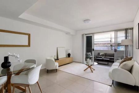 Split level apartment with generous proportions - Photo 3