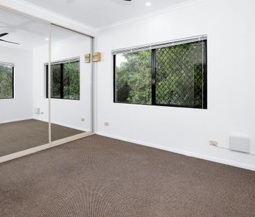 Prime location with a pool - Photo 4