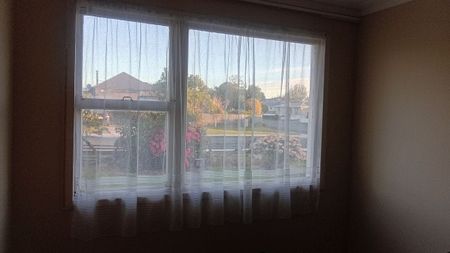 Under renovation- 3 bedroom- Garaging plus!! - Photo 4