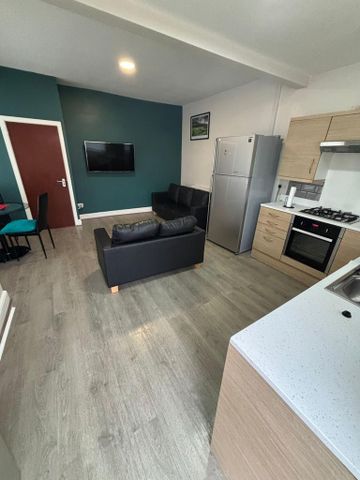 3 bedroom end of terrace house to rent - Photo 3