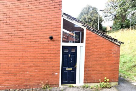 3 bedroom House in Hyde Park Close, Leeds - Photo 5