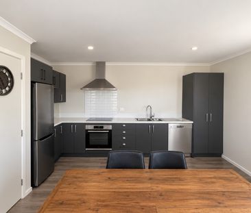 Sunny & Tidy 2-bedroom Home - Double Garage - Photo 3