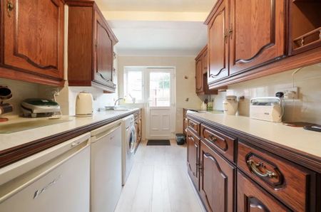 3 bed semi-detached house to rent in The Heights, Northolt, UB5 - Photo 2