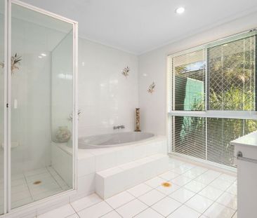 Comfortable Family Living in a Prime Hollywell Location - Photo 6