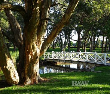 Spacious North-Facing One-Bedroom Apartment – Walk to Centennial Park - Photo 2
