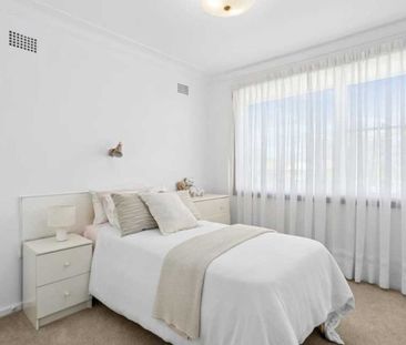 Solid family home on level block - Photo 4
