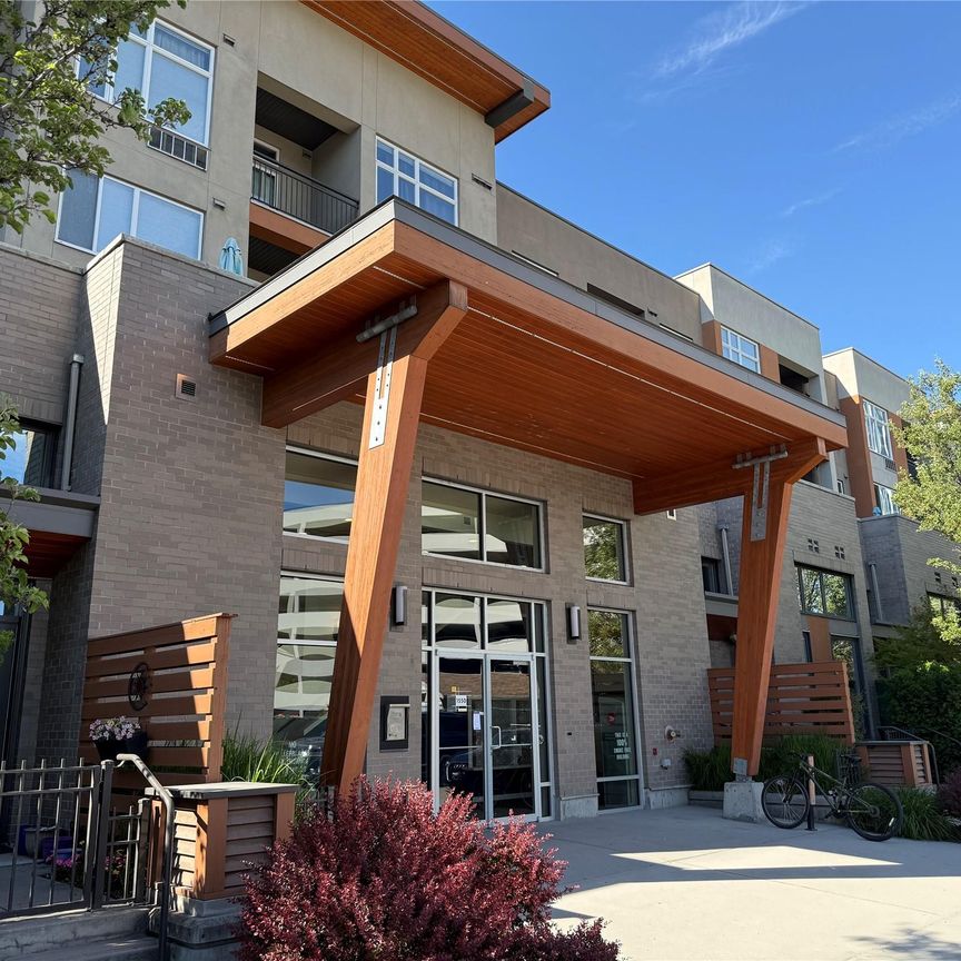 Landmark District: Lofted 1 bed+den Townhouse - Photo 1