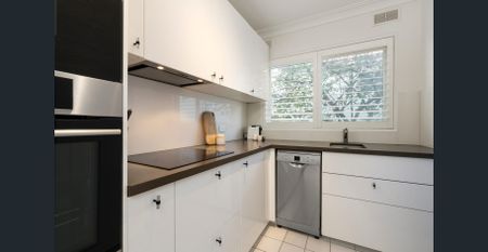 Superbly located apartment with quality finishes - Photo 5