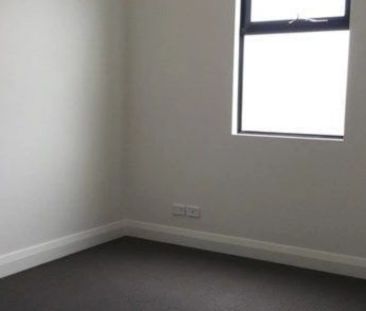 STUNNING TOWNHOUSE IN PRIME LOCATION - EMBRACE THE "CAFE LIFESTYLE" - Photo 2