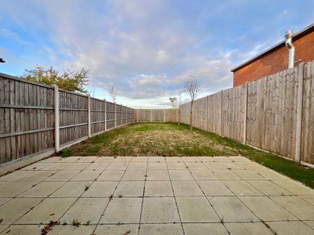 3 bedroom Semi-Detached House to let - Photo 2