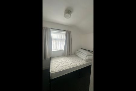 3 Bed Terraced House, Friars Road, E6 - Photo 5