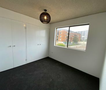 MODERN 2 BEDROOM UNIT CLOSE TO EVERYTHING - Photo 2