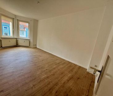 Altbau-Charme: 2-ZKB, Balkon inkl. Einbauküche - Foto 1