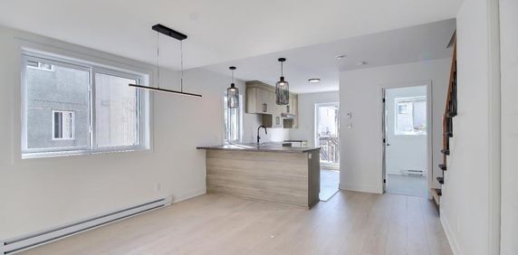 5 1/2 STYLE CONDO SUR 2 NIVEAUX RÉNOVÉ À ST-JÉRÔME - Photo 2