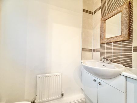 4 bedroom detached house to rent - Photo 2