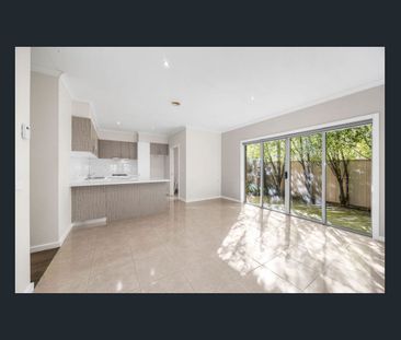 Modern three bedroom townhouse in quiet tree lined street! - Photo 2