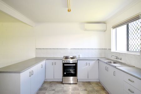 :: BARGAIN ALERT! VERY TIDY TOWNHOUSE - AIR CONDITIONED - Photo 2