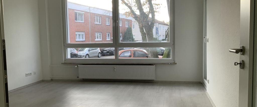 Bezugsfertige 3,5 Zimmer im Erdgeschoss mit modernem Duschbad und Balkon - Photo 1