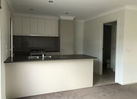 Beautiful 3-Bedroom Home in Roxburgh Park - Photo 3