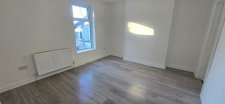 3 bedroom flat to rent - Photo 5