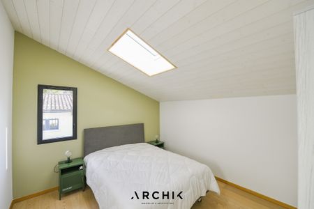 Architecture contemporaine, cette jolie maison de 140 m2 édifiée sur un terrain paysager de 430 m2 se situe au calme d'un quartier résidentiel du Pyla, à proximité de la plage et des commerces. - Photo 2