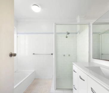 Top-Floor Living with Panoramic City Views & 206m² of Space - Photo 5