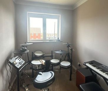 3 bedroom semi-detached house to rent - Photo 2