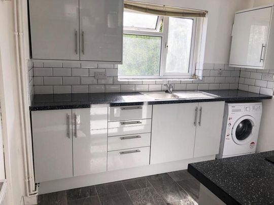 5 bedroom end of terrace house to rent - Photo 1