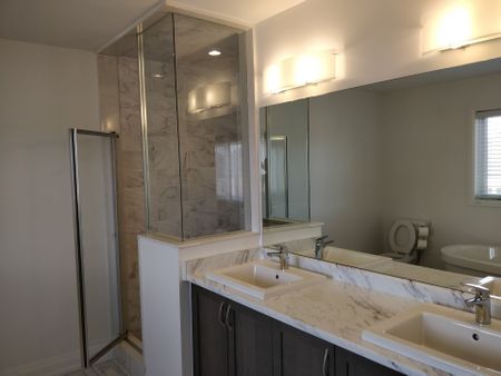 For Lease - 8 Red Rose Lane, East Gwillimbury, Ontario - Photo 2