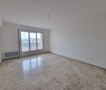 Location Appartement 3 pièces 70m² - Photo 2