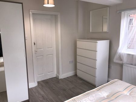 1 bedroom in a house share to rent - Photo 2