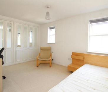 *** STUDENT PROPERTY *** A large five double bedroom student house,... - Photo 3