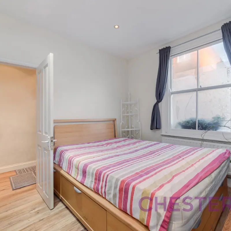 3 bedroom house in London - Photo 1