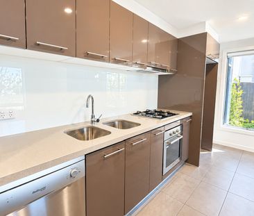 Spacious Two-Bedroom Apartment with Private Entrance & Courtyard - Photo 5