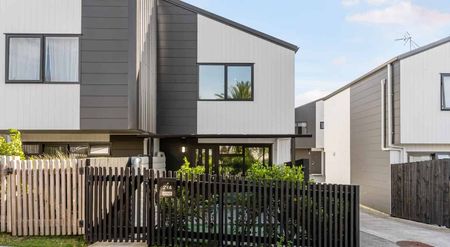 2/4 Harry Ward Place, Henderson - Photo 3