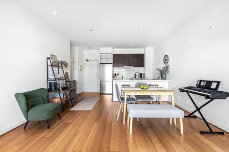 Spacious, Light Filled Apartment in a Prime Location - Photo 2