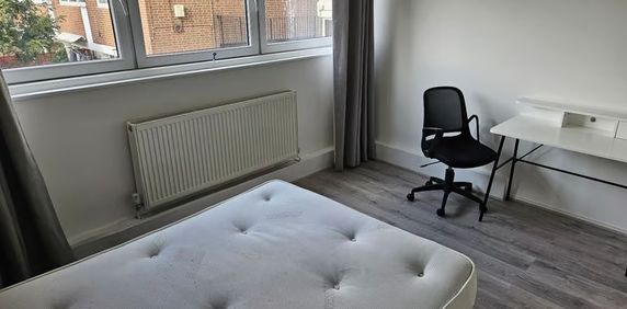 Room in a Shared Flat, Greyhound Road, W6 - Photo 2