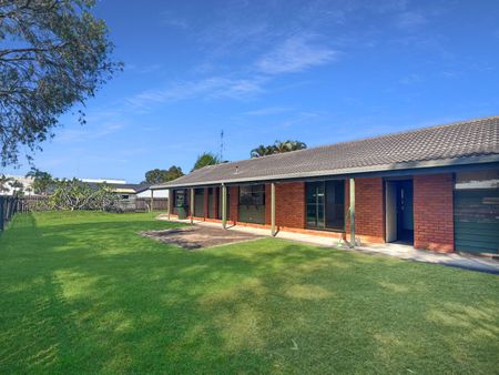 3-Bedroom Home in Sought-After Mountain Creek Location! Available NOW! SHORT TERM LEASE - Photo 2