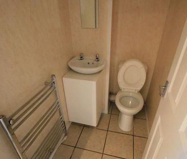 3 bedroom end of terrace house to rent - Photo 4