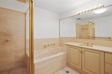 Two Bedroom Sub-Penthouse with Panoramic Harbour Views - Photo 4