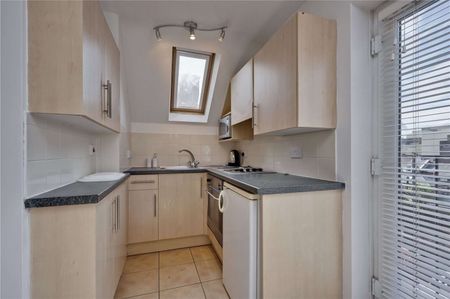 A spacious one bedroom apartment in the centre of town. - Photo 3