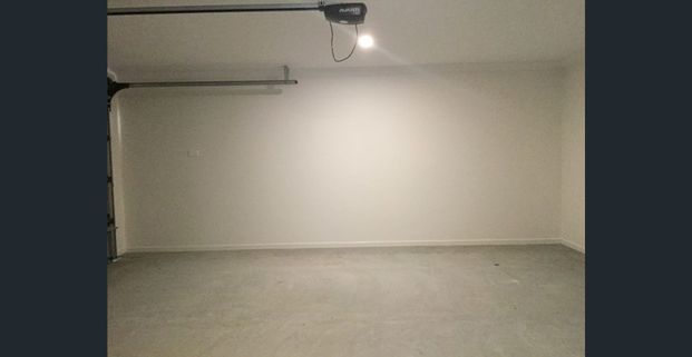 Beautiful Family Home with Decent Size Yard - Fully Fenced! - Photo 1