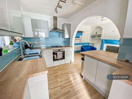 1 bedroom in a house share to rent - Photo 5