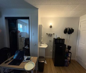 Chambre rénovée, avec lavabo et toilette, à Louer - Photo 2