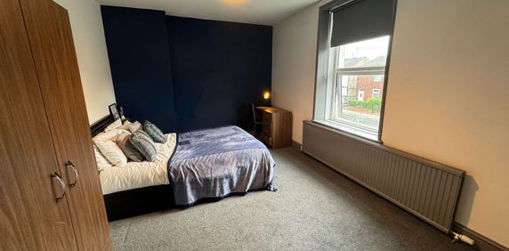 11 Bed Professional HMO, 5 Ensuite Rooms & 3 Communal bathrooms - Photo 2