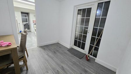 4 bedroom terraced house to rent - Photo 3